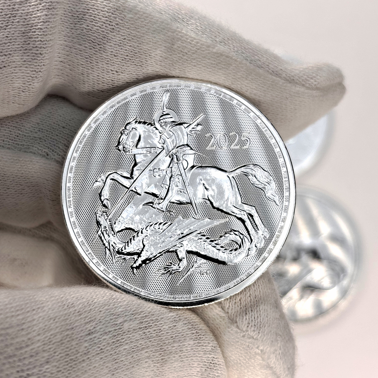 Серебряная монета 2£ Святой Георгий и Дракон 1oz 2025 года