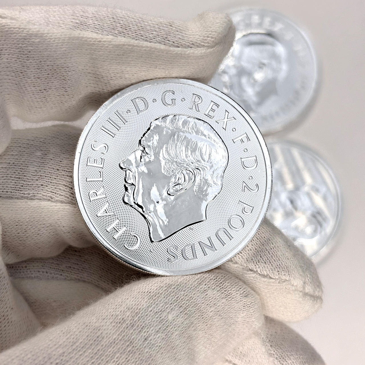 Серебряная монета 2£ Святой Георгий и Дракон 1oz 2025 года