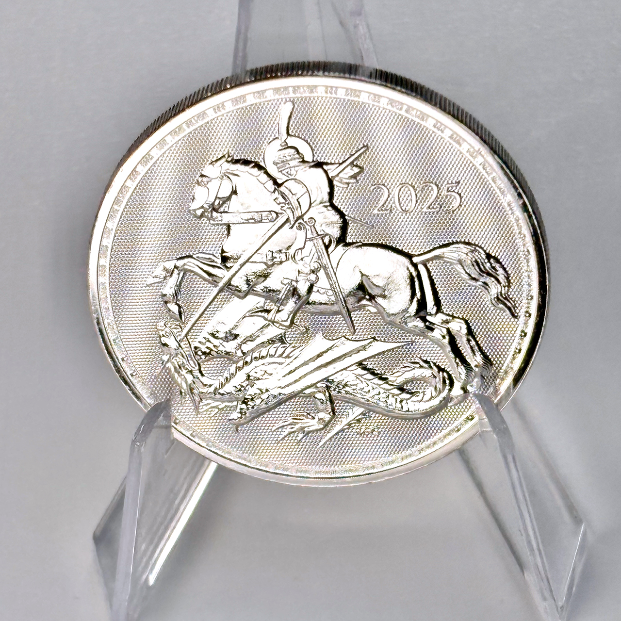 Серебряная монета 2£ Святой Георгий и Дракон 1oz 2025 года