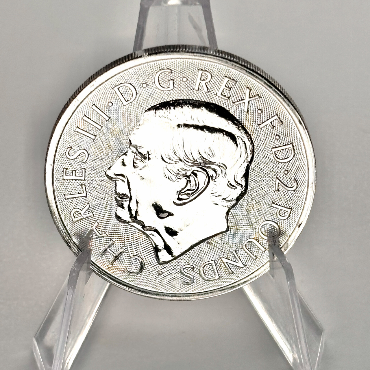 Серебряная монета 2£ Святой Георгий и Дракон 1oz 2025 года