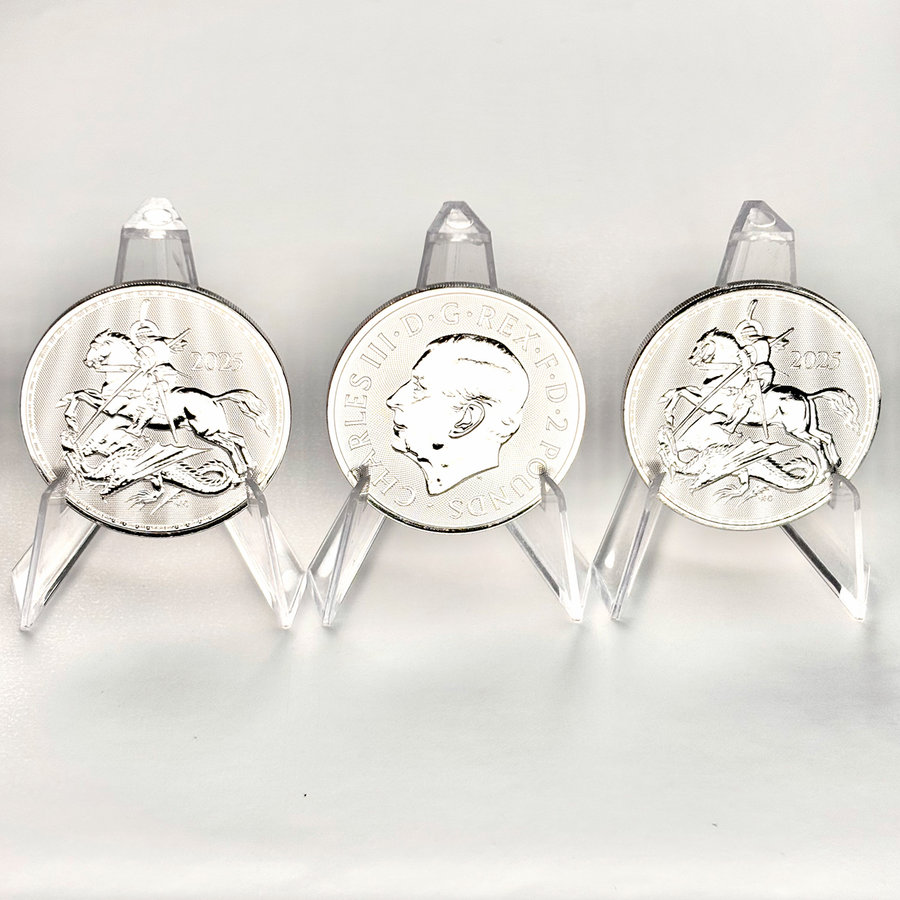 Серебряная монета 2£ Святой Георгий и Дракон 1oz 2025 года