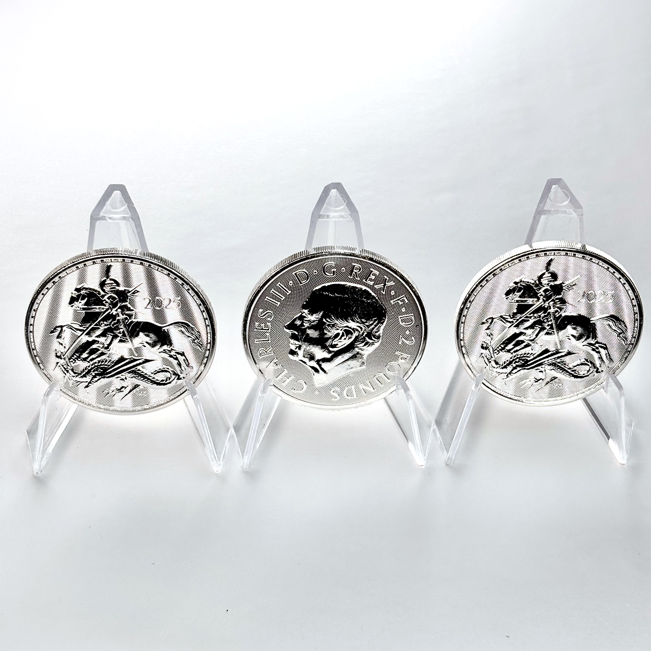 Серебряная монета 2£ Святой Георгий и Дракон 1oz 2025 года