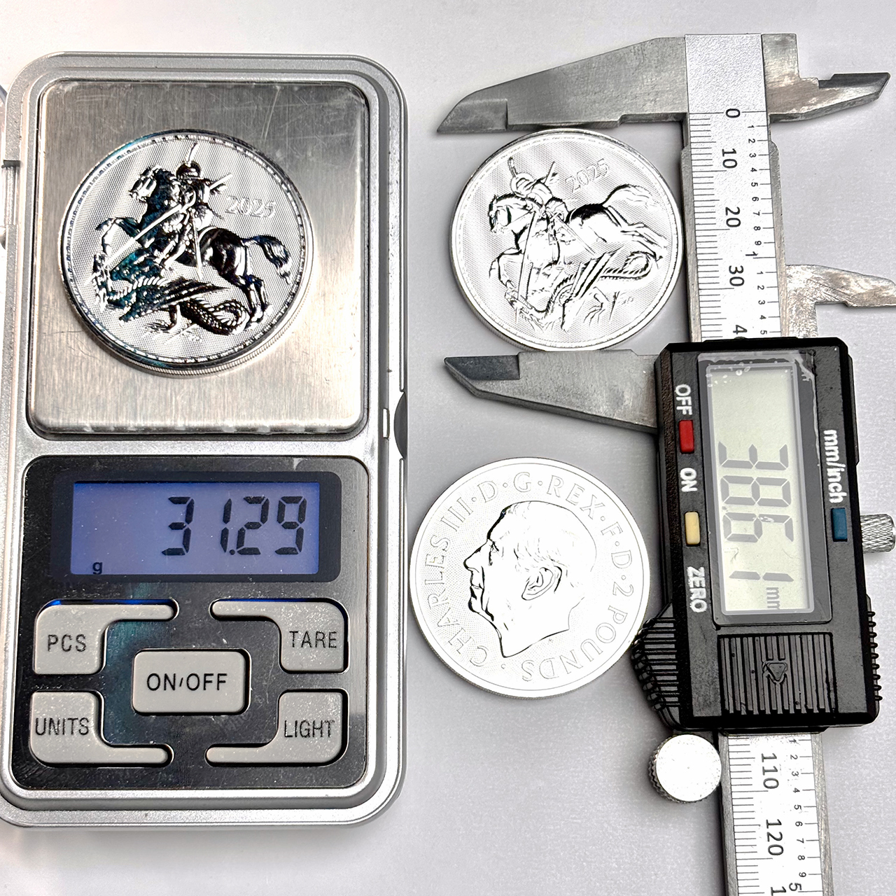 Серебряная монета 2£ Святой Георгий и Дракон 1oz 2025 года