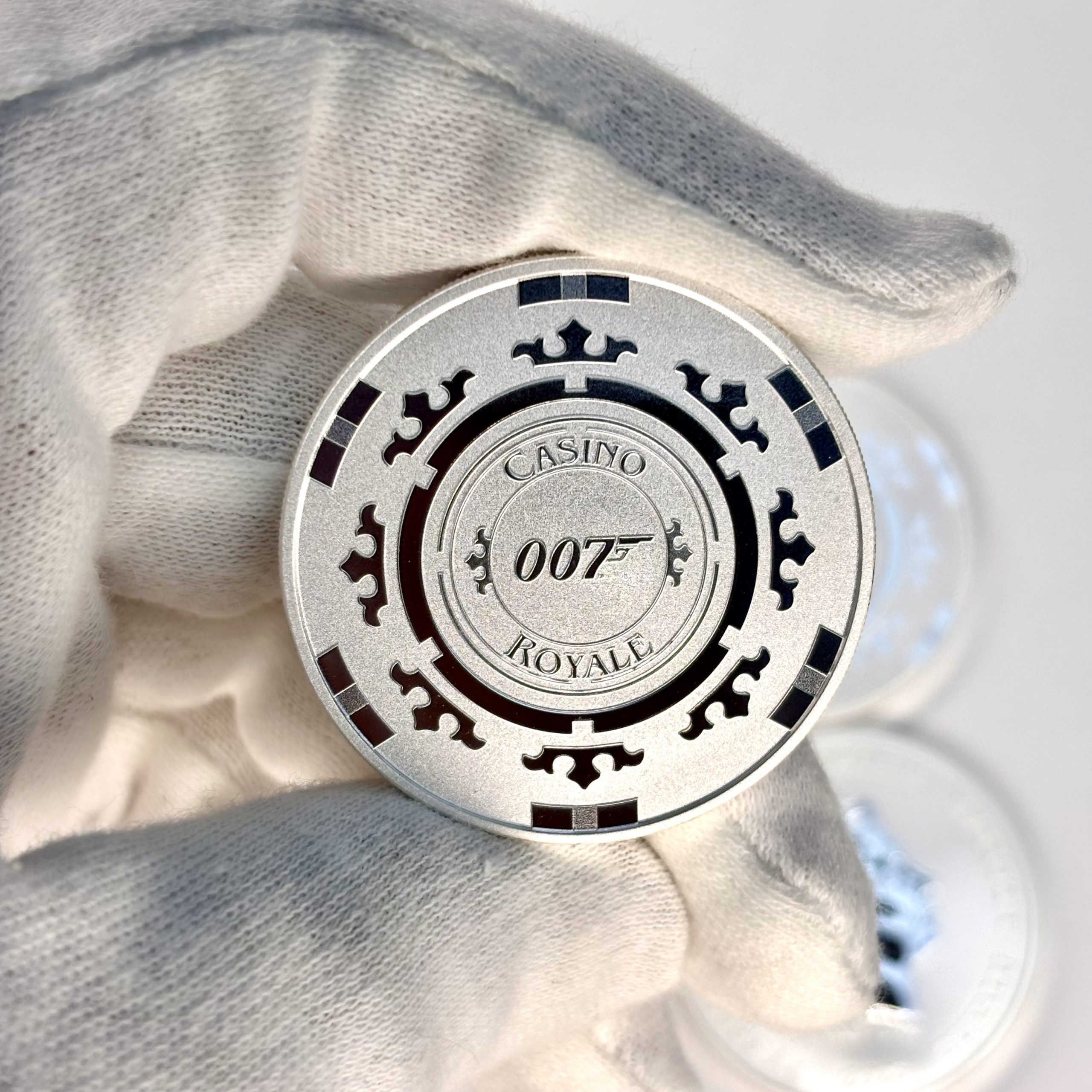 Серебряная монета 1$ Агент 007 «Казино Рояль» 1oz 2023 Тувалу
